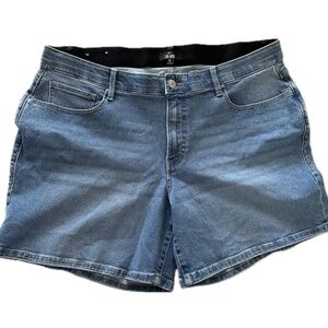 LuLaRoe Relaxed Denim Jean Shorts 42 Lagoon Wash Size 22W-23W NWOT
